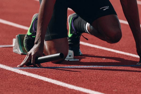 懂球帝核心功能评测对比图，展示比分更新延迟、数据准确性等维度的评测结果